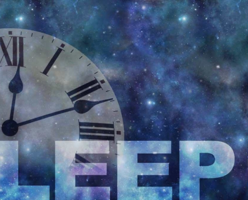 SUEÑO y reloj en el cielo nocturno