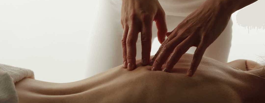 Mujer recibiendo un masaje en la espalda