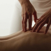 Mujer recibiendo un masaje en la espalda