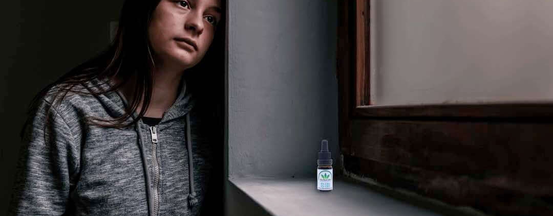 Adolescente mirando tristemente por la ventana