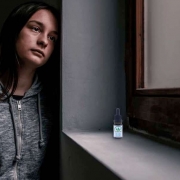 The-Real-CBD-Blog-Aceite-de-CBD-para-ayudar-al-TAE (1) Adolescente mirando tristemente por la ventana