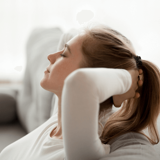 Mujer relajándose con la mano detrás de la nuca