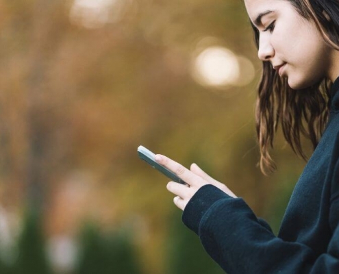 Adolescente hablando por teléfono