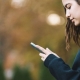 Adolescente hablando por teléfono