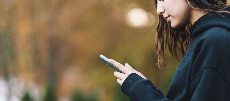 Adolescente hablando por teléfono