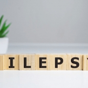 The-Real-CBD-Blog-Puede-el-CBD-ayudar-en-el-tratamiento-de-la-epilepsia (1) EPILEPSIA en bloques de madera y un aceite de CBD