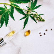The-Real-CBD-Blog-beneficios-del-CBD Aceite de CBD y cápsula de CBD con una hoja de cáñamo