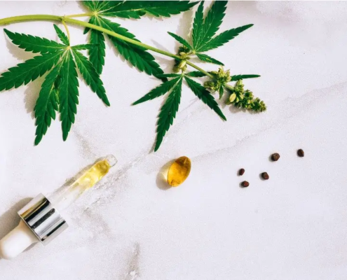 Aceite de CBD y cápsula de CBD con una hoja de cáñamo
