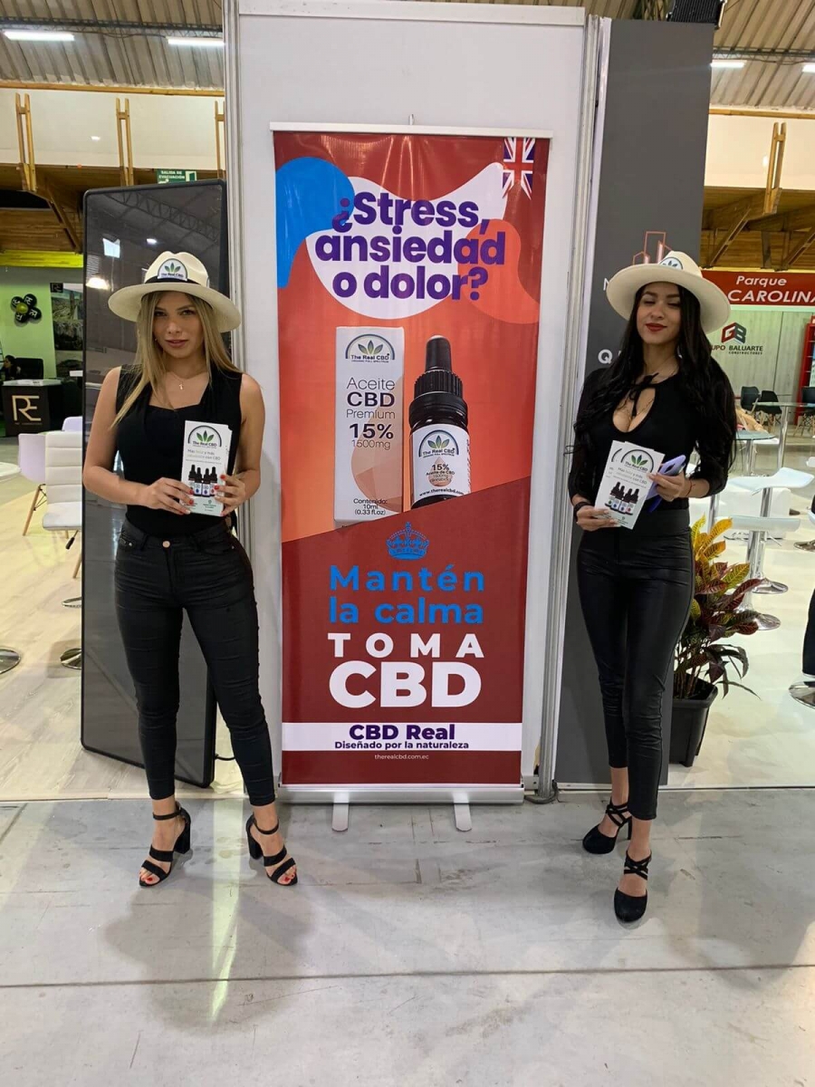 2 modelos anuncian The Real CBD en una exposición 2