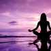 Mujer en la playa meditando