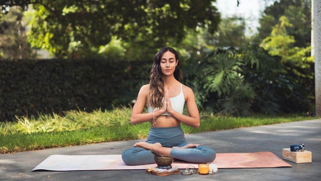 Mujer en el suelo en posición de yoga