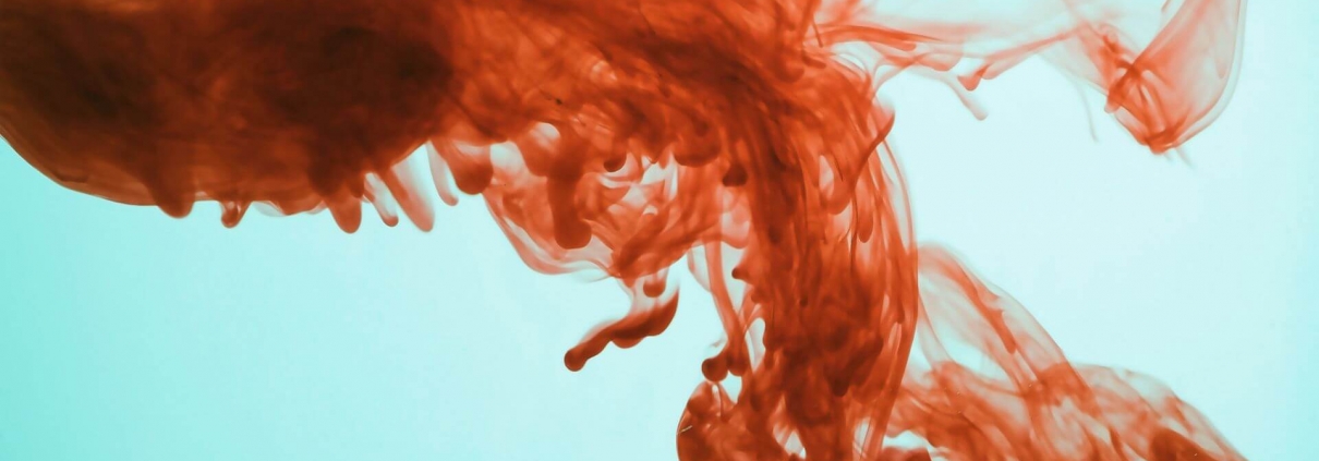 Líquido rojo que fluye