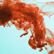 Líquido rojo que fluye