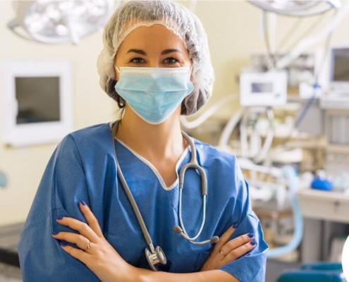 Enfermera sonriendo bajo su mascarilla