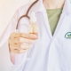 Médico con una botella de aceite en la mano