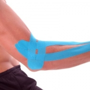 The-Real-CBD-Blog-Aceite-de-CBD-para-la-tendinitis Brazo masculino con cinta kinesiológica sujetando una raqueta