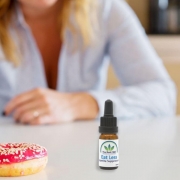 The-Real-CBD-Blog-Puede el CBD ayudar a la adicción al azúcar Mujer cogiendo un donut