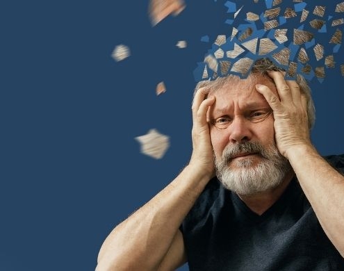 Hombre sujetándose la cabeza por la frustración