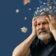Hombre sujetándose la cabeza por la frustración