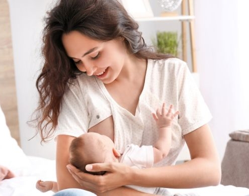 Mujer dando el pecho a un bebé