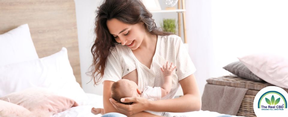 Mujer dando el pecho a un bebé