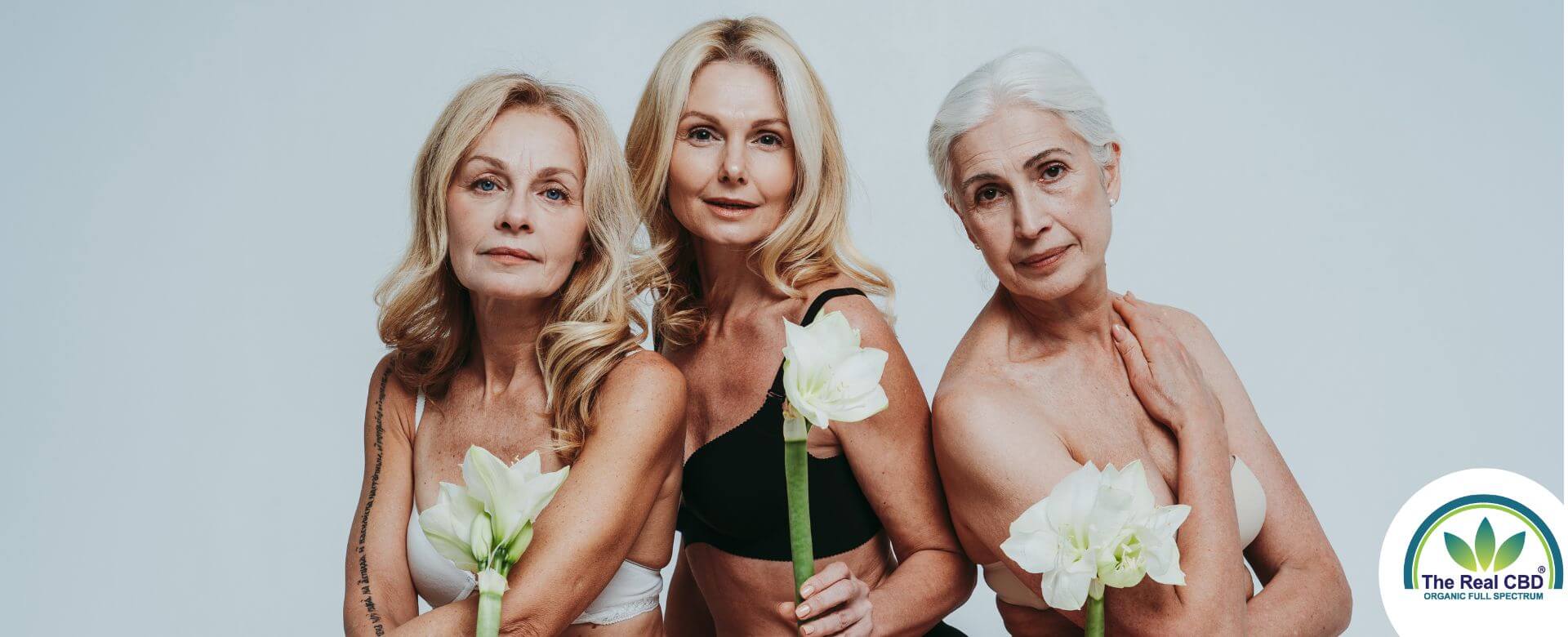 3 mujeres con flores blancas