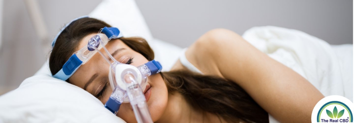 Mujer con aparato para la apnea del sueño en