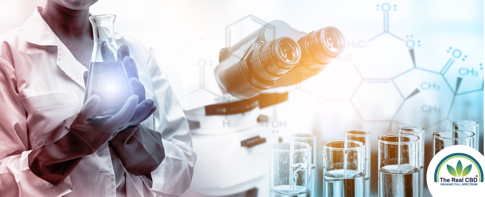 Ayudante de laboratorio con botella y microscopio