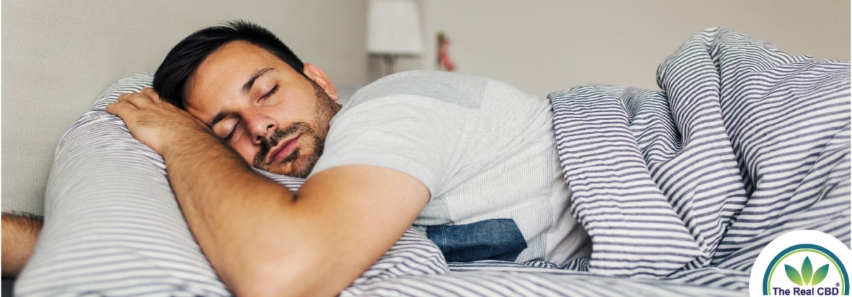 Hombre durmiendo bien en la cama