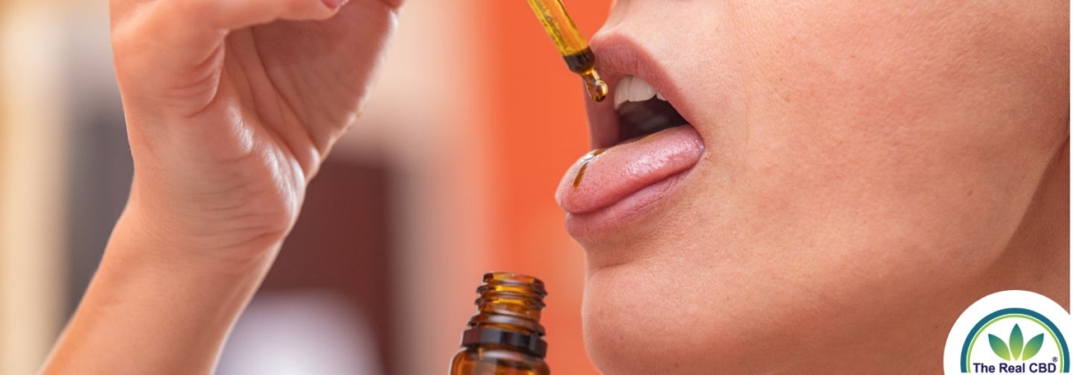 Mujer que toma aceite de CBD