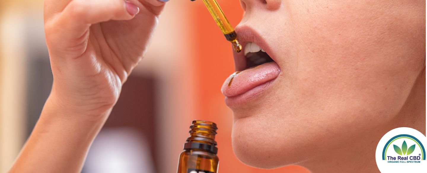 Mujer que toma aceite de CBD