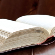 The-Real-CBD-blog-Guía para principiantes sobre el uso del CBD para el dolor Libro abierto en un sofá de cuero