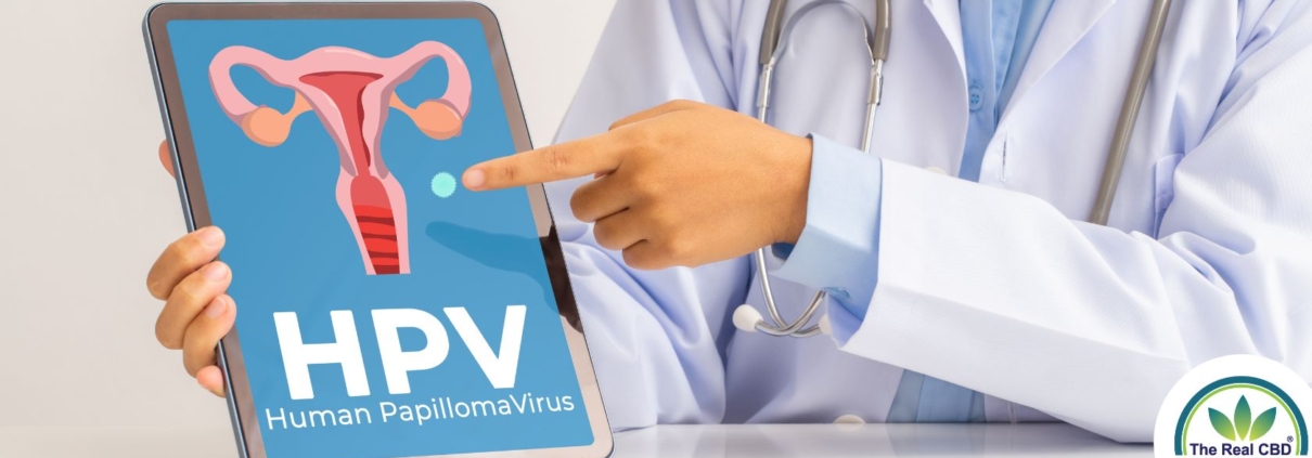 Médico señalando en una pantalla el virus del VPH