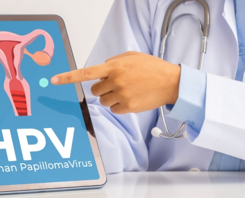 Médico señalando en una pantalla el virus del VPH