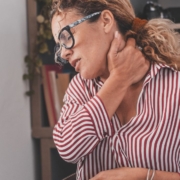 The-Real-CBD-Blog-CBD-a-los-dolores-nerviosos Mujer sujetándose el cuello por el dolor