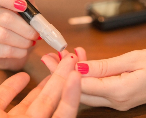 Dispositivo de análisis de sangre para diabéticos en acción