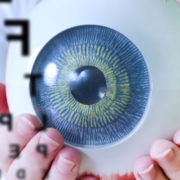 Manos que sostienen un ojo gigante
