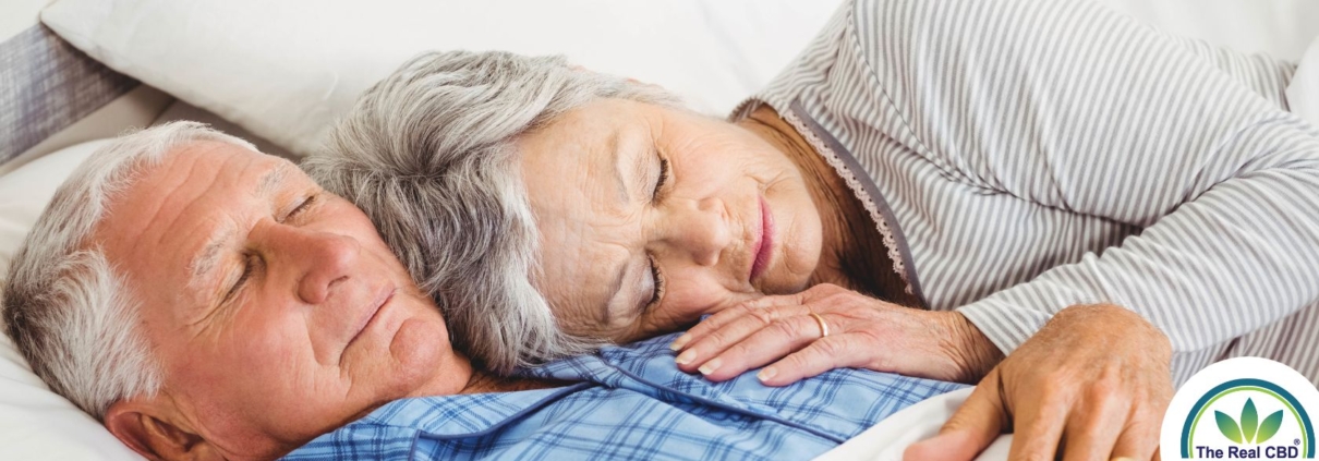 Pareja de ancianos durmiendo juntos