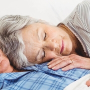 The-Real-CBD-Blog-CBN-para-dormir-mejor Pareja de ancianos durmiendo juntos
