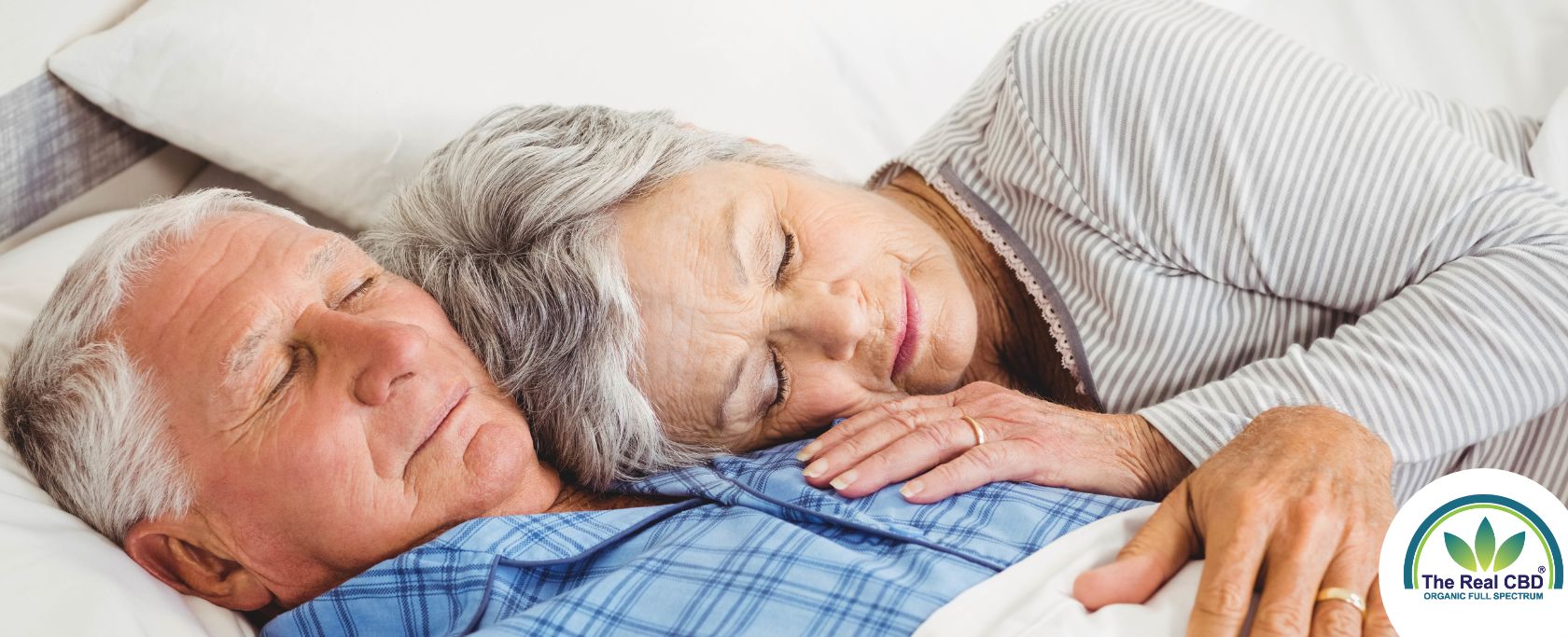 Pareja de ancianos durmiendo juntos