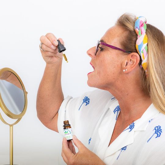 Perfil de una mujer que toma aceite de CBD - The Real CBD marca