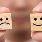 The-Real-CBD-Blog-CBD-CBD-y-antidepresivos Ladrillos de madera alegres y tristes