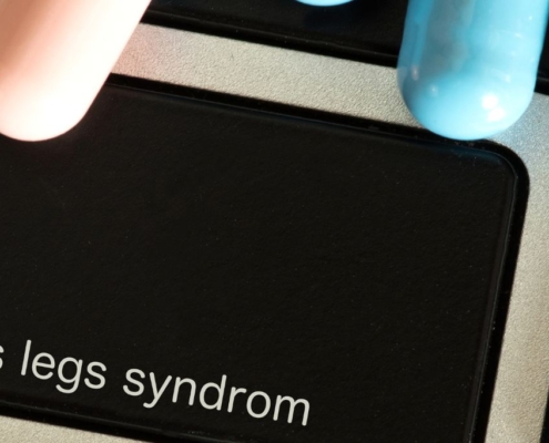 Síndrome de las piernas inquietas sobre un teclado