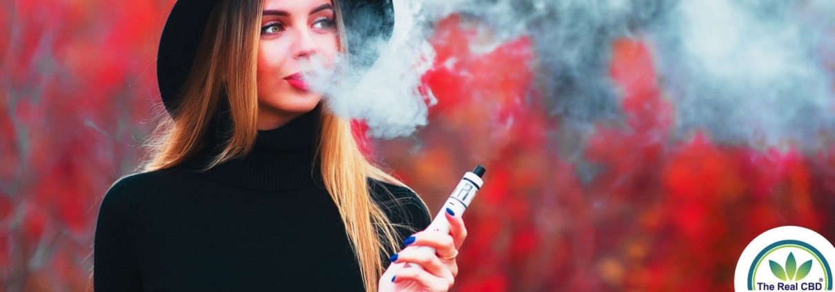 Hermosa mujer con sombrero negro vaping