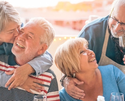 2 parejas de mediana edad divirtiéndose