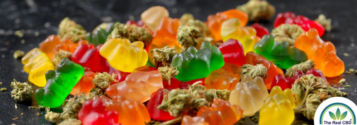 Pila de gominolas y flores de cáñamo