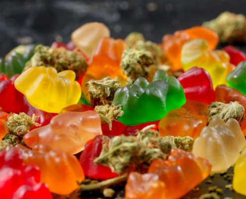 Pila de gominolas y flores de cáñamo