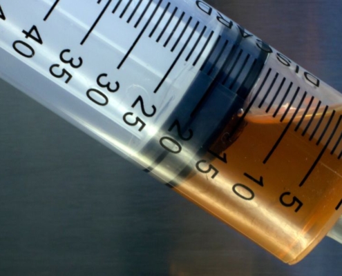 Primer plano de una jeringuilla con aceite de CBD