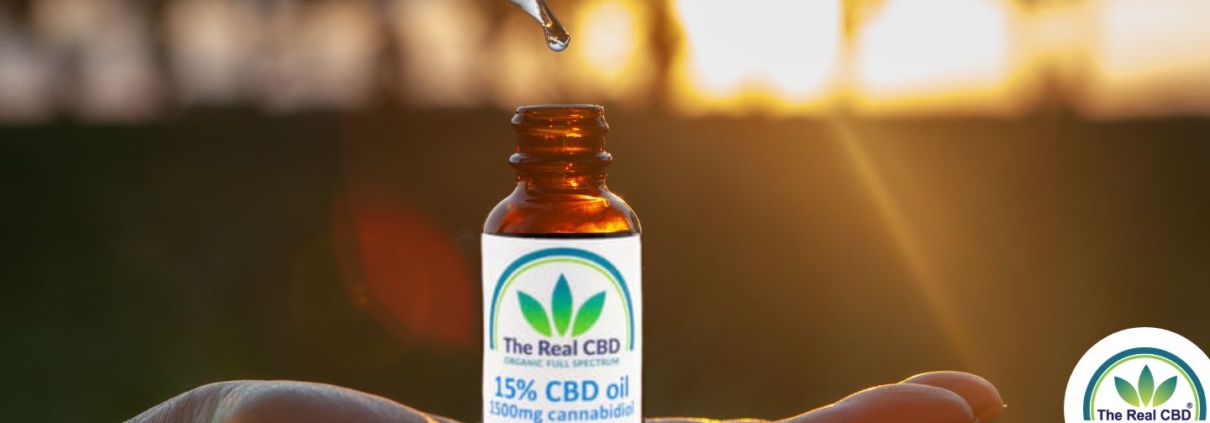 The Real CBD 15% de aceite en una palma