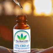 The Real CBD 15% de aceite en una palma